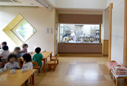 吹き抜けのある広々とした子育て支援スペース