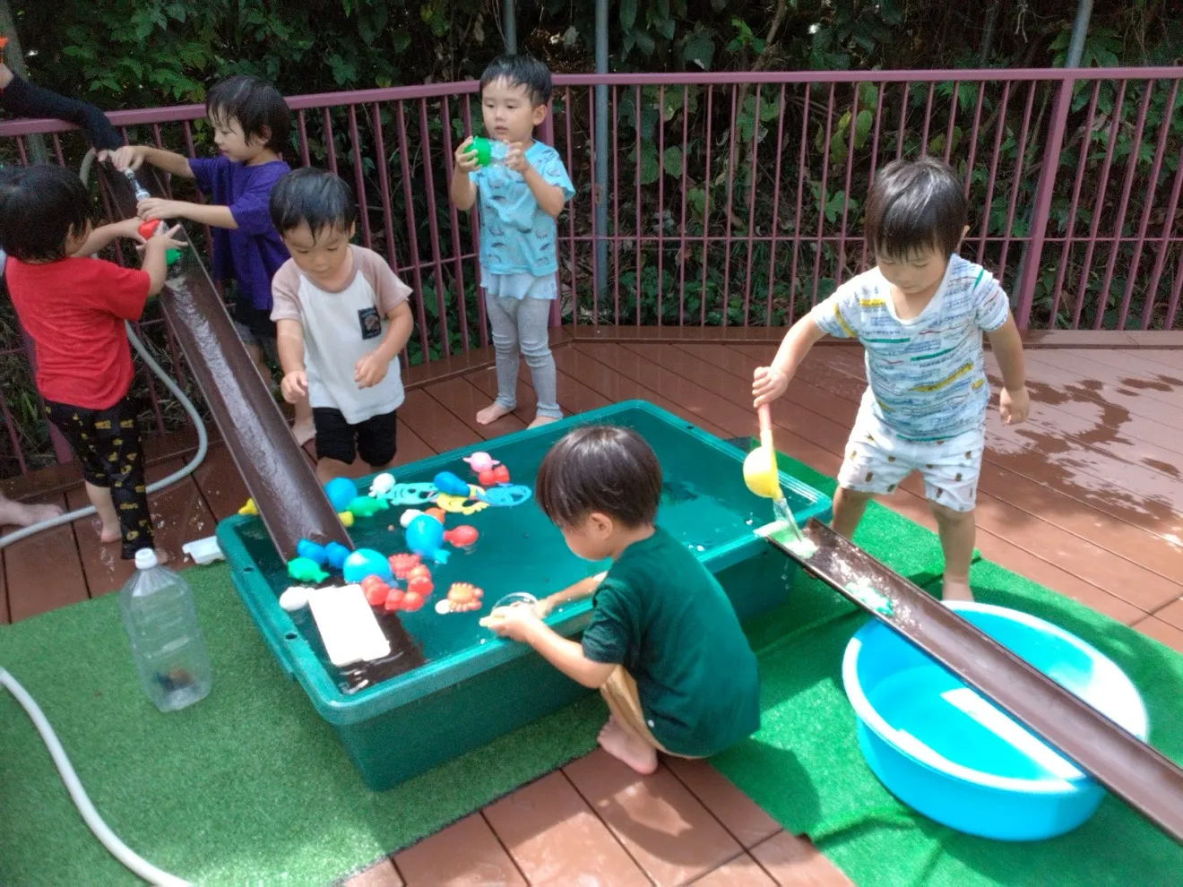 夏にテラスで水遊び
