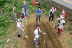 近隣の土地を借りて保護者と畑作り